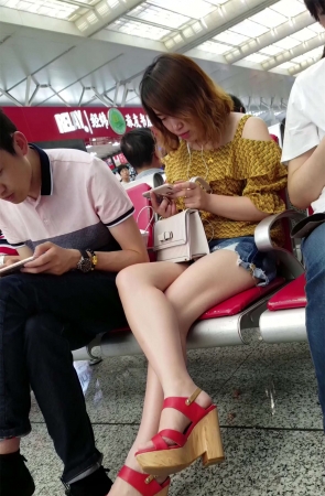 白皙嫩腿热裤吊带衫小清新美颜