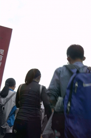 等公交车的美女小姐姐牛仔裤真够紧的