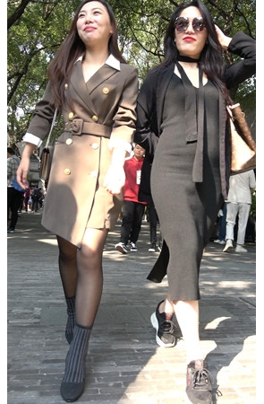 漂亮的黑丝美女小姐姐