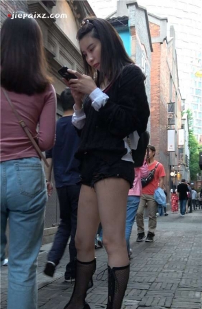 4K – 街拍美腿姐妹双人行 [2.18 GB/MP4]