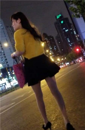 4k-黄衣短裙丝袜美腿女神着急打车去哪？