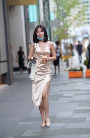 街拍米色高跟鞋美眉