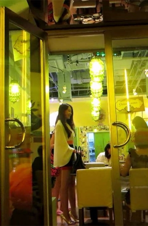 和男友一起看电影的白色紧身裙美女