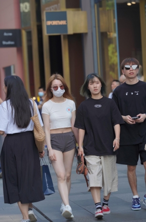 白白净净的热裤女孩