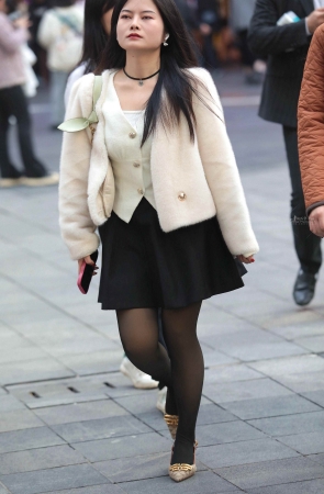 街拍黑丝高跟少妇