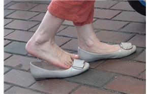 4K – 小平鞋街拍白嫩美足气质美女 [2.57 GB/avi]