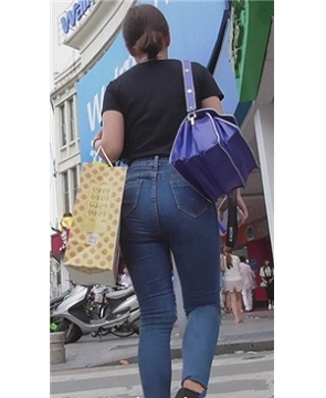 街拍蓝色紧身牛仔裤美眉 [550 MB]