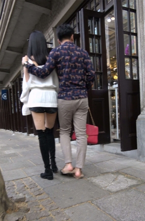 白色雪纺衫热裤美腿性感大美女