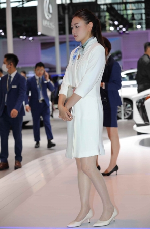 【街拍心灵】雷克萨斯品牌大使肉丝街拍高跟脱鞋歇歇