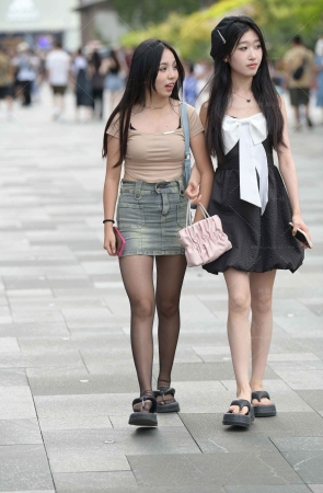 街拍嘿丝，牛仔短裙小妹