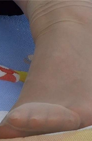 草地上休闲的短袜肉丝 [620 MB/MP4]