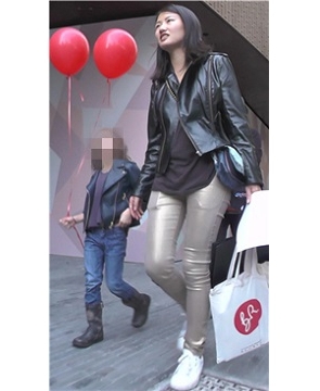 美臀紧身裤少妇，小孩居然是个混血 [715 MB]