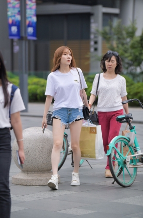 这热裤出乎意料，迷人的小月牙