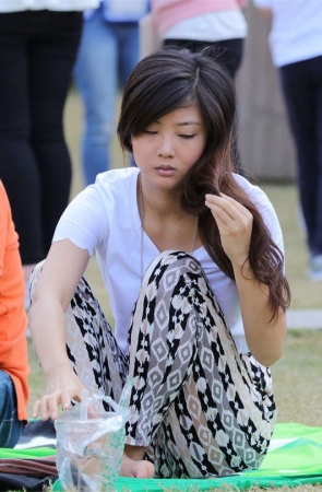 No784 清纯款白衣MM的一双嫩足摆出任何姿势都觉得好看 第2套