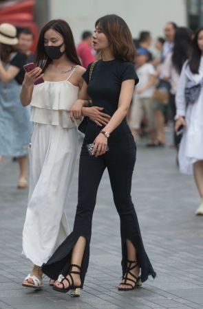 长腿黑色紧身牛仔裤小姐姐