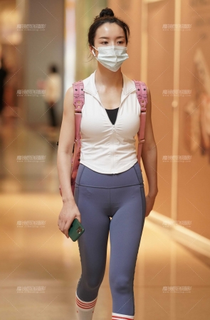 逛街偶遇瑜伽小妹
