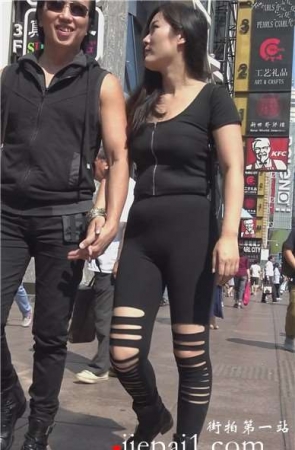 4k-街拍圆臀大美女的超薄破洞打底裤诱惑 [2.30 GB]