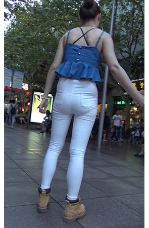 紧身白裤美女