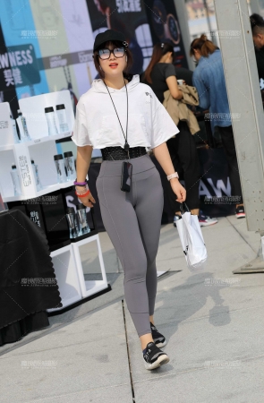 灰色紧身裤美女