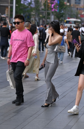 裹胸紧身裤美女