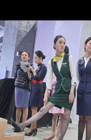 4K视频春秋航空的颜值空姐大长腿深灰丝 3P