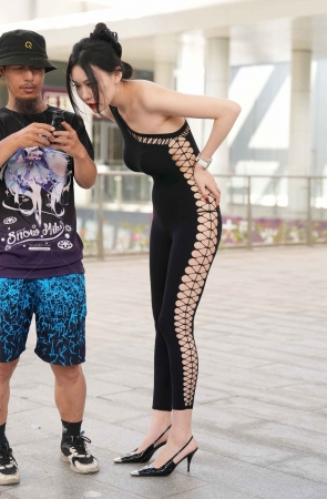 紧身连体衣裤美女