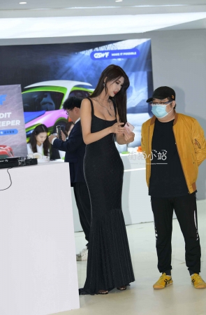 长礼服高挑美女