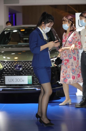 【街拍心灵】雷克萨斯销shou肉丝街拍高跟制服