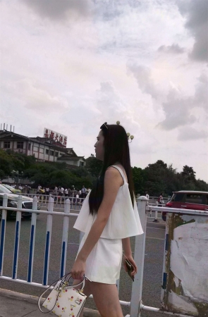 高颜值白衣白裤美眉