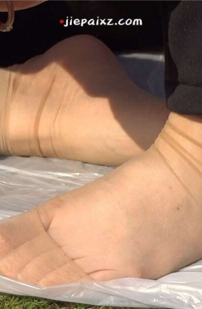 草地上晒太阳的美妇 [218 MB/MP4]