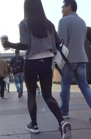 黑色紧身弹力运动裤运动鞋丰臀美女