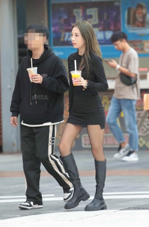 街拍黑丝妹子