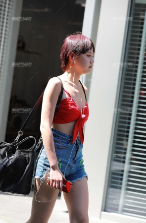 敢这样穿的妹子真不多，白白嫩嫩