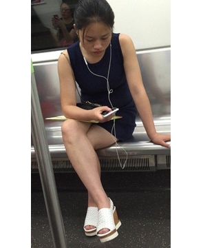 地铁上无聊的妹子，听着歌曲东张西望。