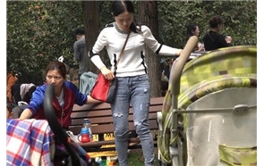 4k-黑色高跟鞋紧身蓝牛街拍美少妇