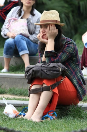 No1331 高挑红裙女孩光脚走在草地上的样子吸引了我