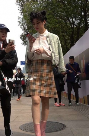 4K – 街拍粉色短靴短裙卷发女子 [545 MB/MP4]