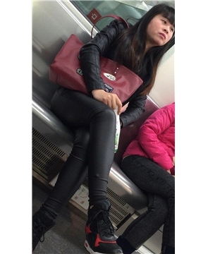 地铁上的紧身黑裤少妇