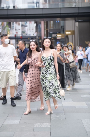 性感吊带裙，丰满的女人