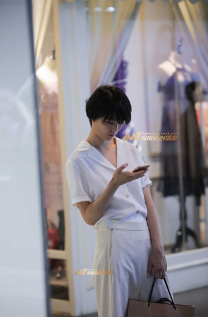 一身悠闲而透气的小姐姐