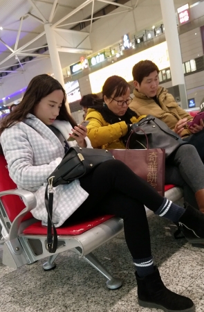 高铁站候车的黑色紧裤长发兔牙美眉