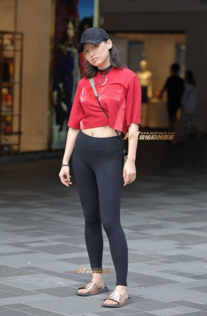 鸭舌帽，黑色健美裤MM