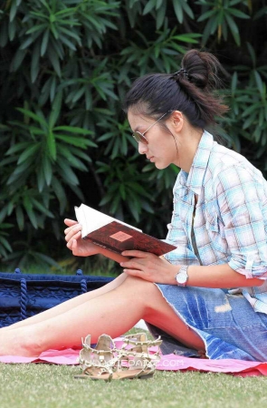 草地上阅读的女生