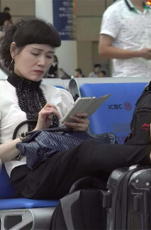 候车室内一双无敌的熟女性感大白脚