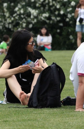 No245 草地墨镜少妇