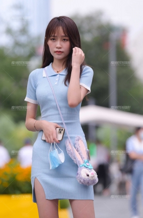 眉清目秀的美腿女孩