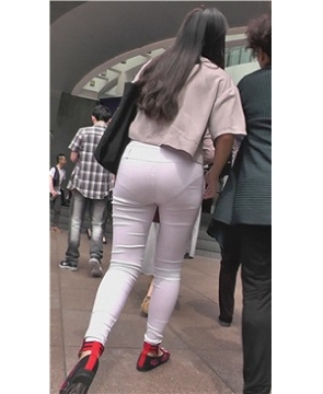 紧身白裤圆润美臀少女 [1.01 GB]