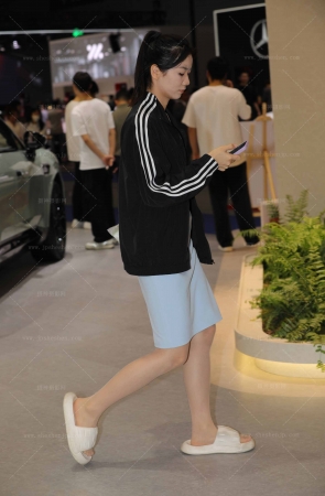 礼仪肉丝穿高跟一天了拖鞋放松 10P