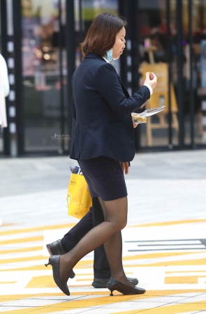 黑丝街拍高跟OL