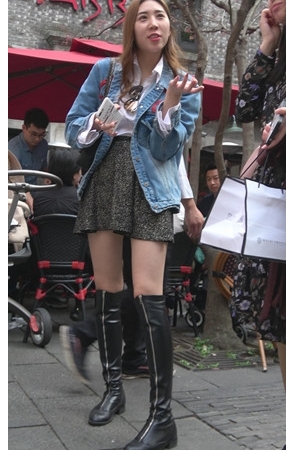 黑色高靴黄发美女[954M/MP4]